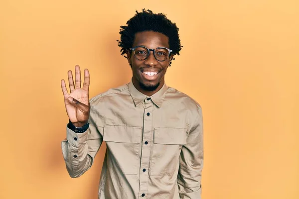 Młody Afroamerykanin Luźnych Ubraniach Okularach Pokazujący Palce Numer Cztery Uśmiechający — Zdjęcie stockowe