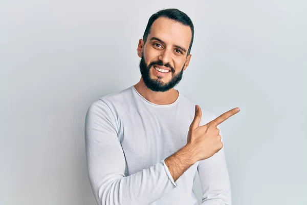 Jeune Homme Barbe Portant Une Chemise Blanche Décontractée Souriante Pointant — Photo