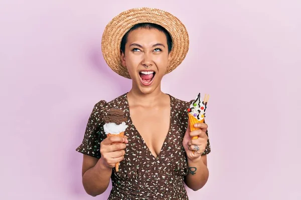 Hermosa Mujer Hispana Con Pelo Corto Comiendo Conos Helado Enojado —  Fotos de Stock