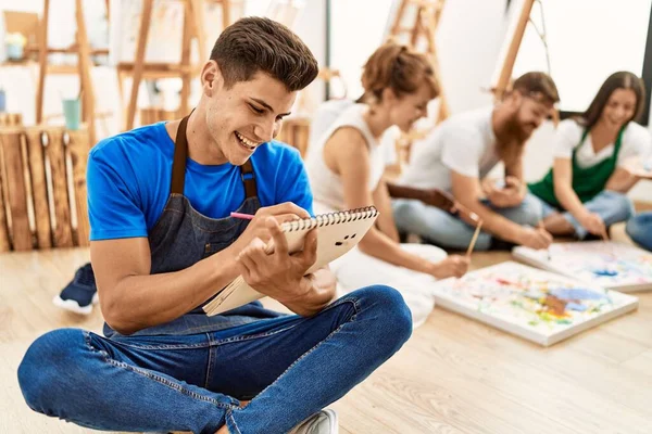 Groep Mensen Glimlachend Vrolijke Tekening Zittend Vloer Kunststudio — Stockfoto