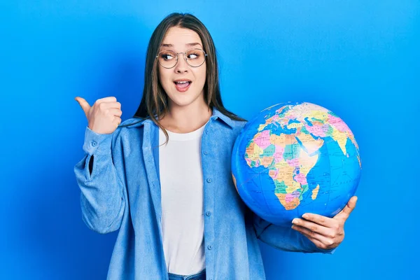 Ung Latinamerikansk Flicka Håller Världen Bollen Pekar Tummen Upp Till — Stockfoto