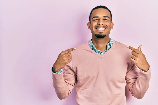 Giovane Uomo Afroamericano Indossa Abiti Eleganti Guardando Fiducioso Con Sorriso — Foto Stock