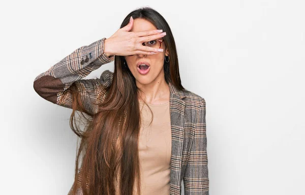 Junges Hispanisches Mädchen Businesskleidung Und Brille Das Schockiert Gesicht Und — Stockfoto