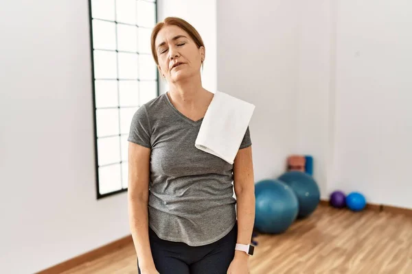 Mujer Mediana Edad Que Usa Entrenamiento Deportivo Sala Gimnasio Con — Foto de Stock