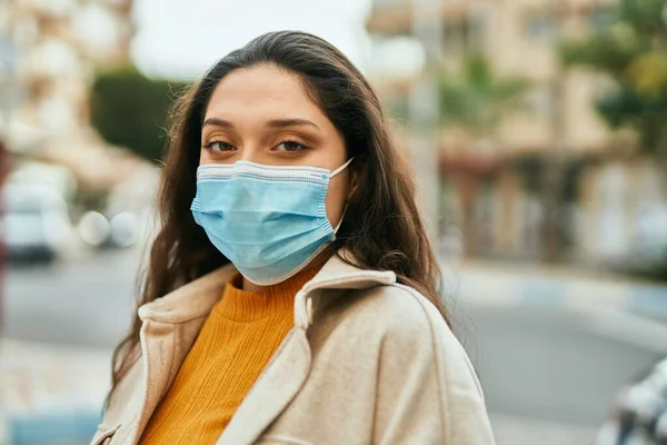 Jovem Mulher Oriente Médio Usando Máscara Médica Cidade — Fotografia de Stock