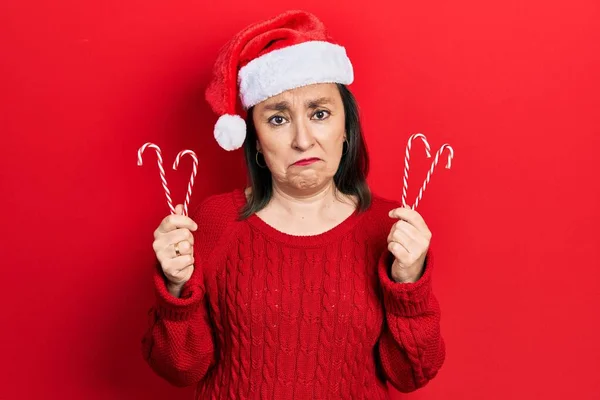 Hispánka Středního Věku Nosí Vánoční Čepici Cukrovinkami Depresi Strachuje Úzkost — Stock fotografie