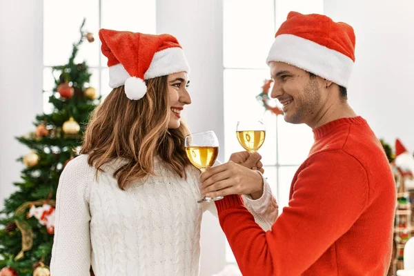 크리스마스 모자를 집에서 샴페인 건배를 스페인 남녀들 — 스톡 사진
