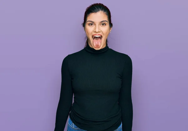 Mujer Hispana Joven Que Usa Ropa Casual Sacando Lengua Feliz —  Fotos de Stock