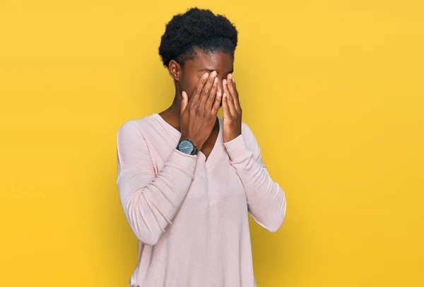 Jovem Afro Americana Vestindo Roupas Casuais Esfregando Olhos Para Fadiga — Fotografia de Stock