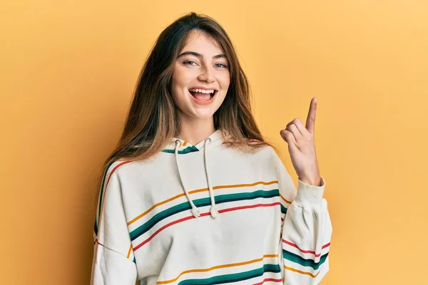 Jonge Blanke Vrouw Dragen Casual Kleding Tonen Wijzen Met Vinger — Stockfoto