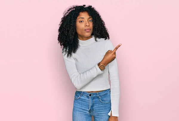 Ung Afrikansk Amerikansk Flicka Bär Casual Kläder Pekar Med Handfingret — Stockfoto