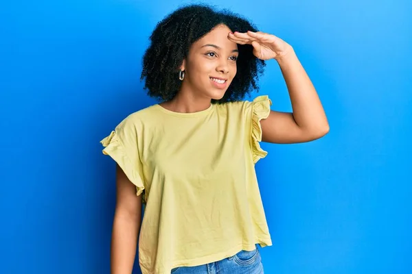 Ung Afrikansk Amerikansk Flicka Bär Casual Kläder Mycket Glad Och — Stockfoto