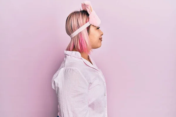 Donna Ispanica Con Capelli Rosa Che Indossa Maschera Del Sonno — Foto Stock