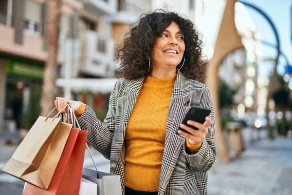 Junge Hispanische Frau Geht Einkaufen Und Benutzt Smatphone Der Stadt — Stockfoto