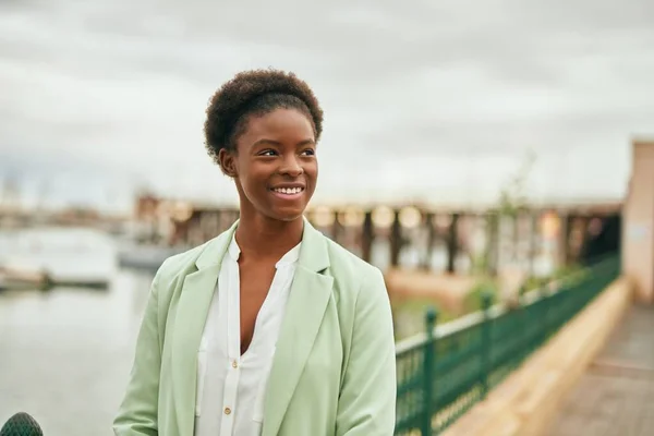 Joven Mujer Negocios Afroamericana Sonriendo Feliz Pie Paseo Marítimo — Foto de Stock