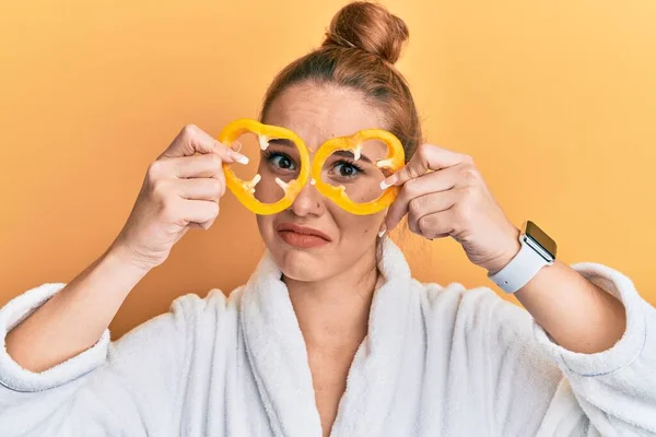 Giovane Donna Bionda Con Accappatoio Che Tiene Pepe Giallo Sopra — Foto Stock