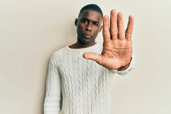 若いアフリカ系アメリカ人の男性のカジュアルな服を着て手の手のひらで歌うのを停止します 顔に負の重大なジェスチャーで — ストック写真