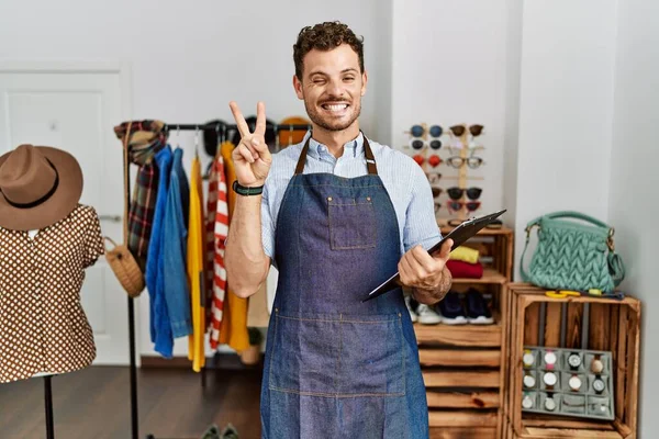 Jóképű Fiatalember Aki Üzletvezetőként Dolgozik Kiskereskedelmi Butikban Mosolyogva Boldog Arccal — Stock Fotó