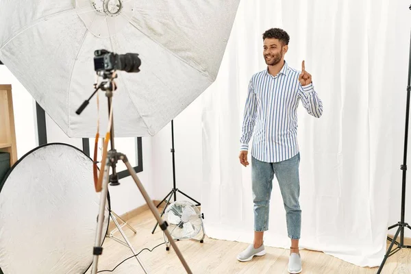 Arabische Jongeman Die Zich Voordeed Als Model Fotografiestudio Met Vinger — Stockfoto