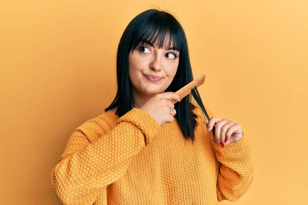 Mujer Hispana Joven Peinando Cabello Usando Peine Sonriendo Mirando Hacia — Foto de Stock