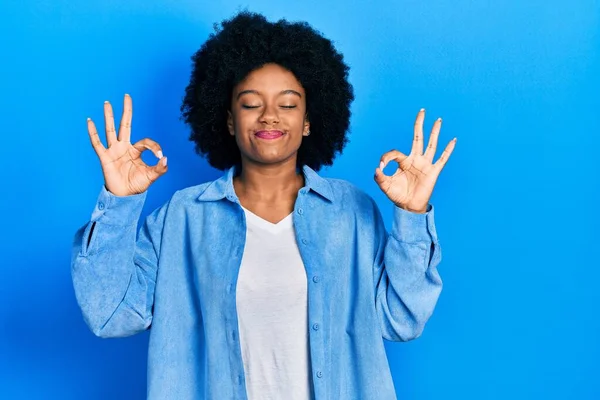 Mujer Afroamericana Joven Vestida Con Ropa Casual Relajada Sonriente Con — Foto de Stock