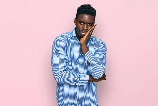 Hombre Negro Negocios Guapo Con Camiseta Rayas Casuales Pensando Que — Foto de Stock