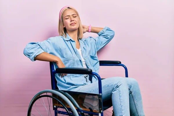 Krásná Blondýnka Sedí Invalidním Vozíku Natahuje Záda Unavená Uvolněná Ospalá — Stock fotografie