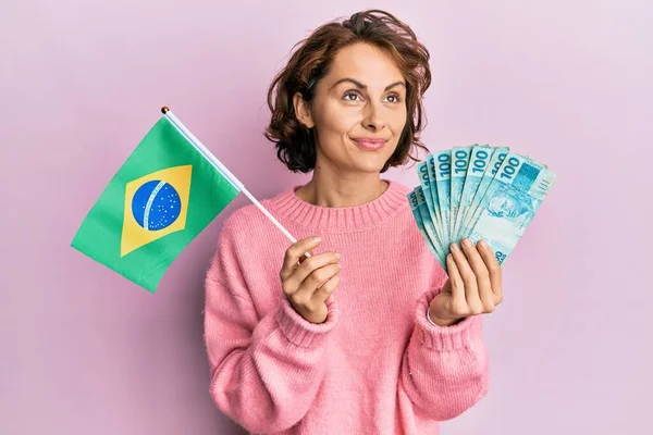 Mladá Bruneta Žena Drží Brazilskou Vlajku Skutečné Bankovky Usmívají Dívá — Stock fotografie