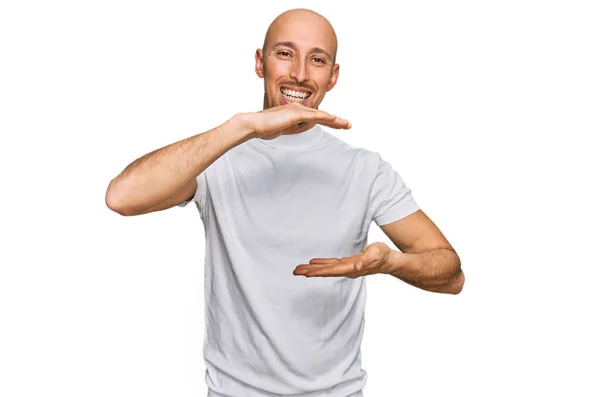 Homem Careca Com Barba Vestindo Casual Shirt Branca Gesticulando Com — Fotografia de Stock