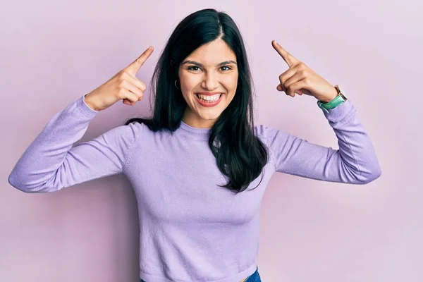 Jonge Latijns Amerikaanse Vrouw Draagt Casual Kleding Glimlachend Wijzend Naar — Stockfoto