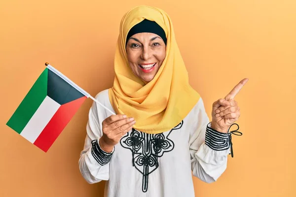 Middle Age Hispanic Woman Wearing Hijab Holding Kuwait Flag Smiling — Stock Photo, Image