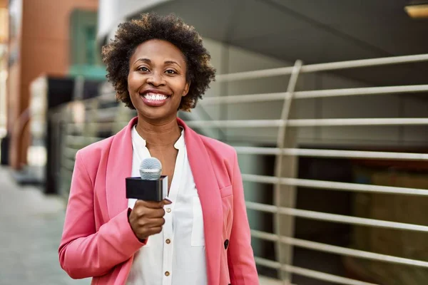 Mladá Africká Americká Novinářka Držící Reportérský Mikrofon Mluvící Usmívající Kamery — Stock fotografie