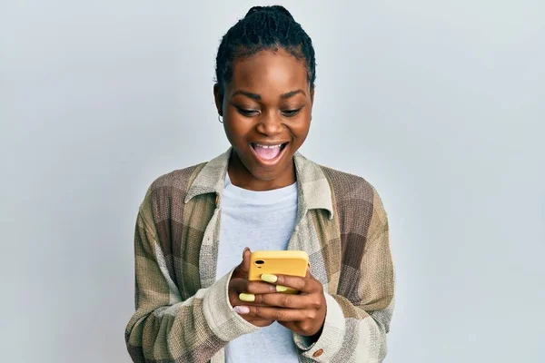 Mujer Afroamericana Joven Usando Teléfono Inteligente Celebrando Loco Sorprendido Por — Foto de Stock