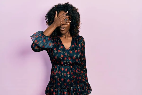 Ung Afrikansk Amerikansk Kvinna Bär Casual Kläder Kikar Chock Täcker — Stockfoto