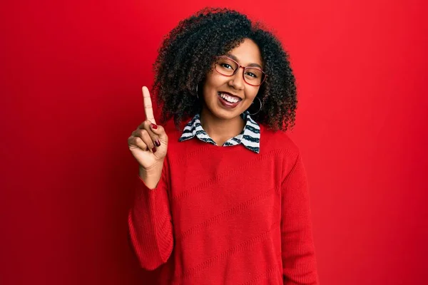 Vacker Afrikansk Amerikansk Kvinna Med Afro Hår Bär Tröja Och — Stockfoto