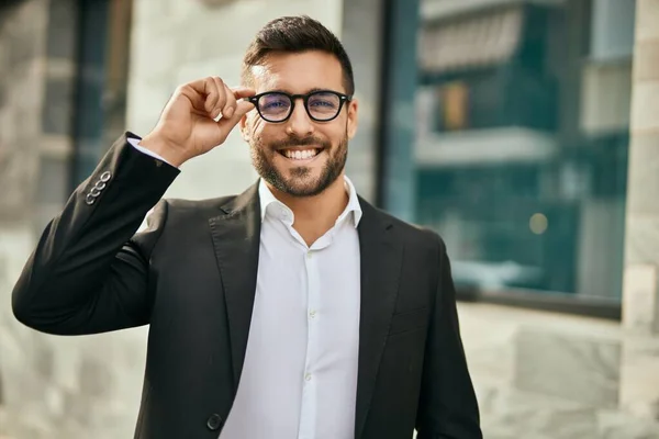 Junger Hispanischer Geschäftsmann Lächelt Glücklich Der Stadt — Stockfoto