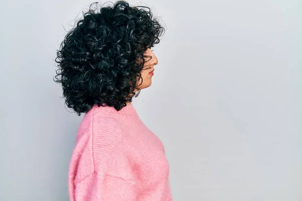 Jonge Vrouw Uit Het Midden Oosten Draagt Casual Kleding Zoek — Stockfoto