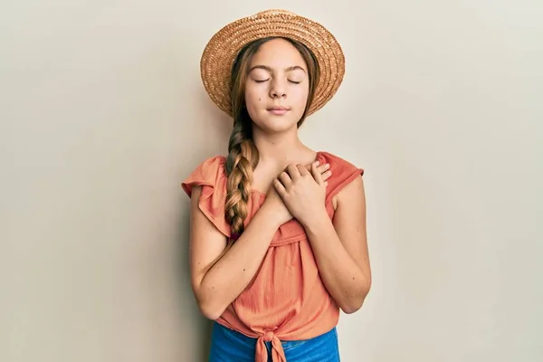 Schöne Brünette Kleine Mädchen Mit Sommermütze Lächelnd Mit Händen Auf — Stockfoto