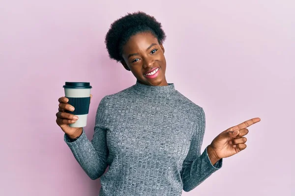 Jeune Fille Afro Américaine Tenant Emporter Café Souriant Heureux Pointant — Photo