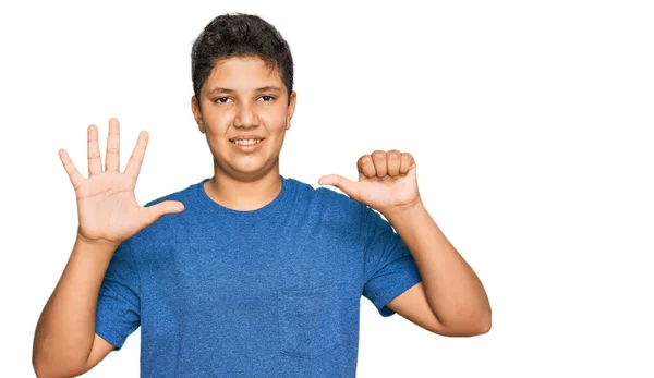 Teenager Hispanischer Junge Lässiger Kleidung Zeigt Mit Finger Nummer Sechs — Stockfoto