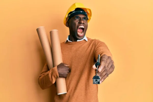 Junger Afrikanisch Amerikanischer Mann Mit Schutzhelm Blaupausen Und Neuem Hausschlüssel — Stockfoto