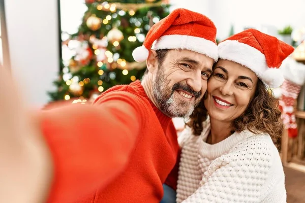 Casal Hispânico Meia Idade Sorrindo Feliz Usando Chapéu Natal Sentado — Fotografia de Stock