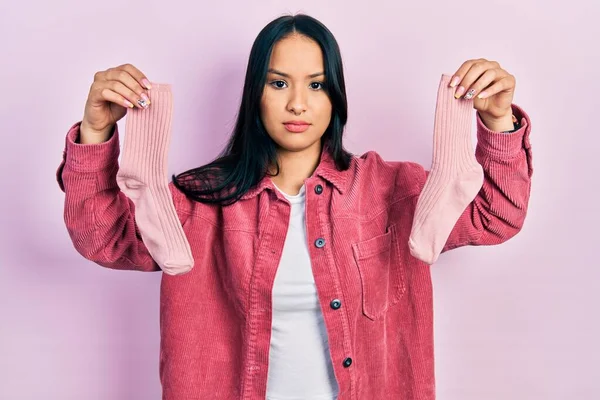 Vacker Latinamerikansk Kvinna Med Näsan Piercing Hålla Strumpor Avslappnad Med — Stockfoto