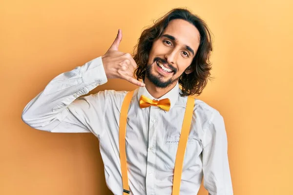 Mladý Hispánec Elegantním Hipsterském Vzezření Usmívá Gestikuluje Rukama Prsty Jako — Stock fotografie