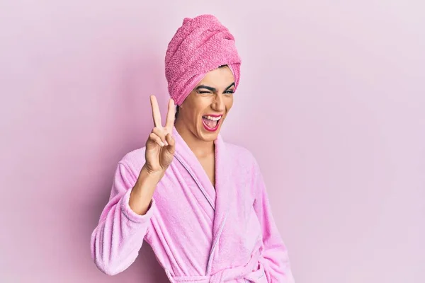 Jovem Vestindo Mulher Compõem Vestindo Toalha Banho Cabeça Roupão Banho — Fotografia de Stock