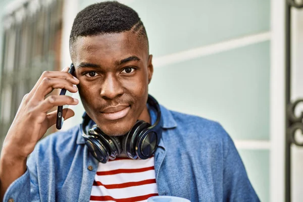 Fiatal Afro Amerikai Férfi Beszél Okostelefonon Kávézás Városban — Stock Fotó