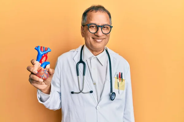 Індійський Чоловік Середнього Віку Уніформі Лікаря Тримає Серце Позитивно Щасливо — стокове фото