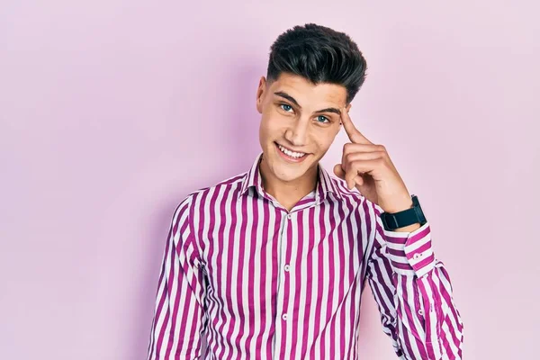 Jonge Latijns Amerikaanse Man Casual Kleding Glimlachend Wijzend Naar Het — Stockfoto