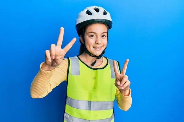 Bella Ragazza Bruna Che Indossa Casco Bici Gilet Riflettente Sorridente — Foto Stock