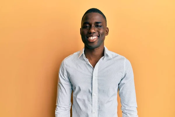 Junger Afrikanisch Amerikanischer Mann Lässiger Kleidung Mit Einem Fröhlichen Und — Stockfoto